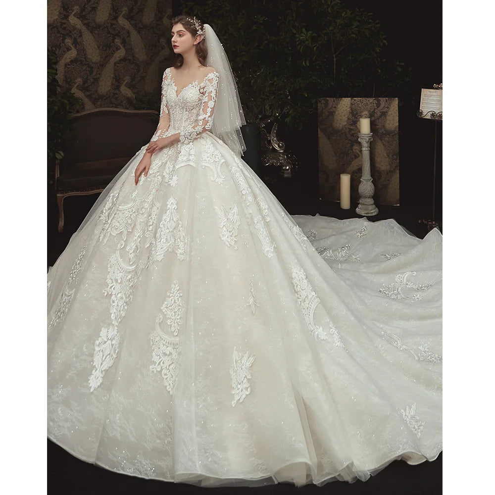 Robe de mariée à manches longues en dentelle – CLEVI Paris