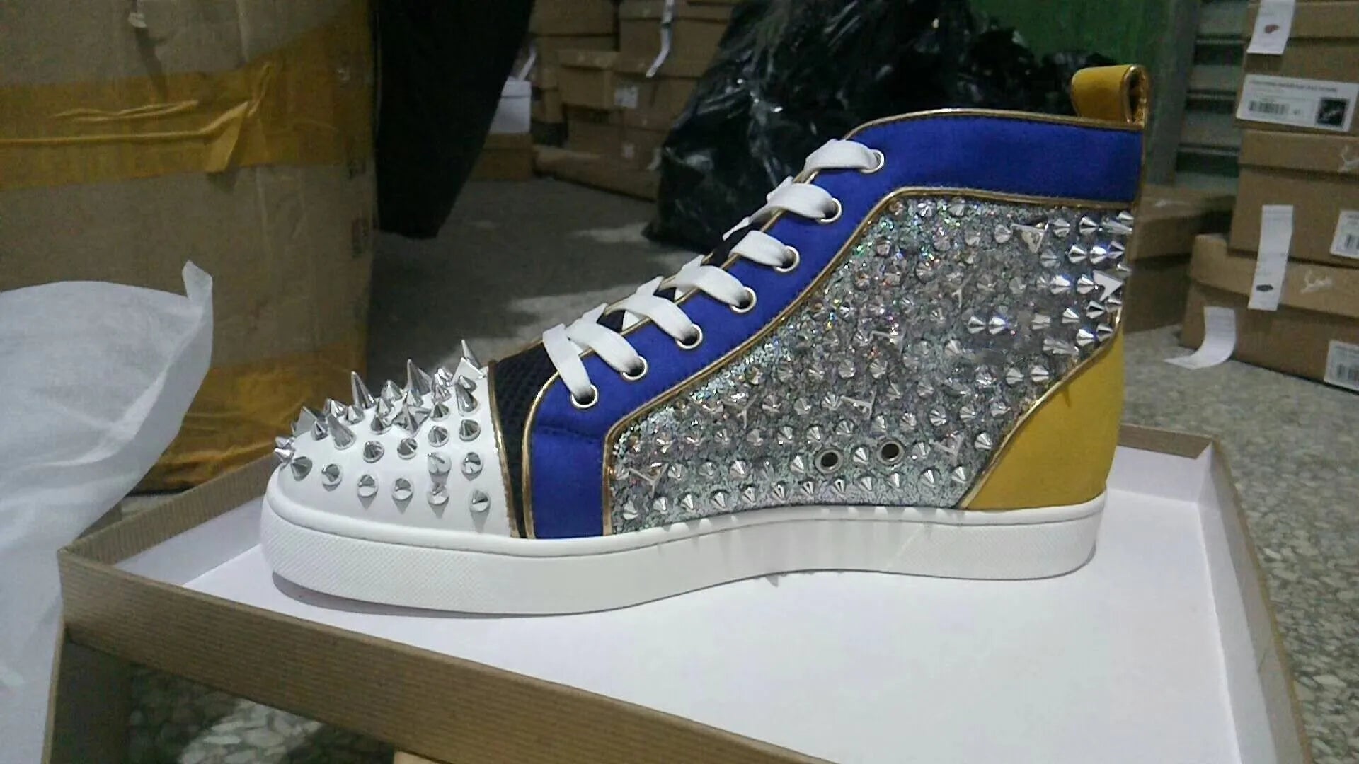 Sneakers Montantes Homme Rivets Street Style Bleu Doré à Lacets – Pointures 37-47 – CLEVI Paris