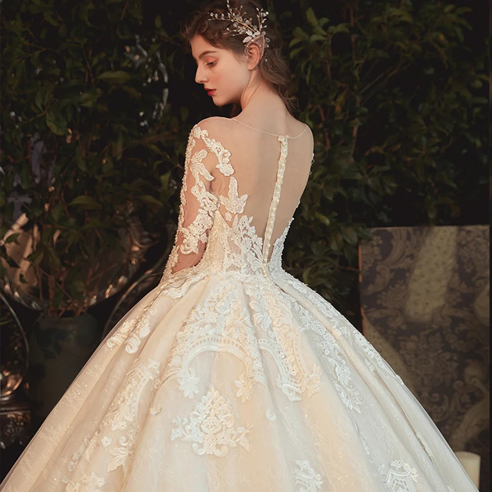 Robe de mariée à manches longues en dentelle – CLEVI Paris