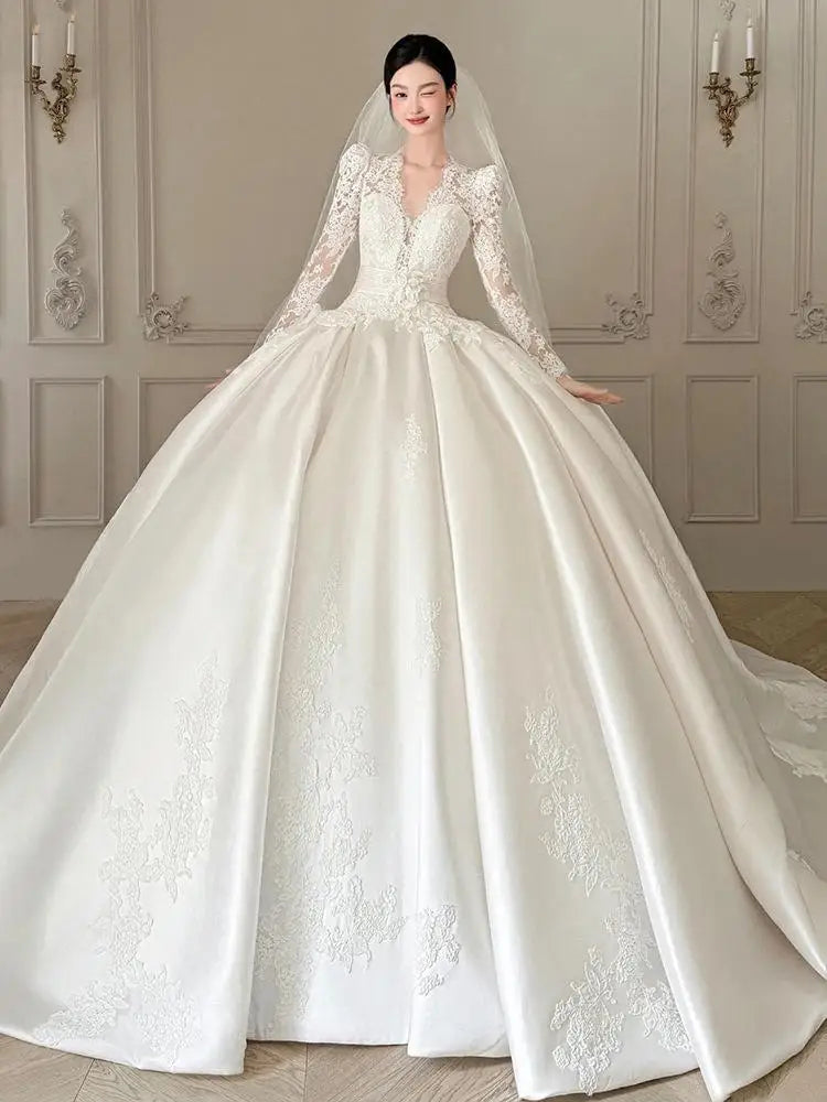 Robe de mariée satinée à col V et manches longues – CLEVI Paris