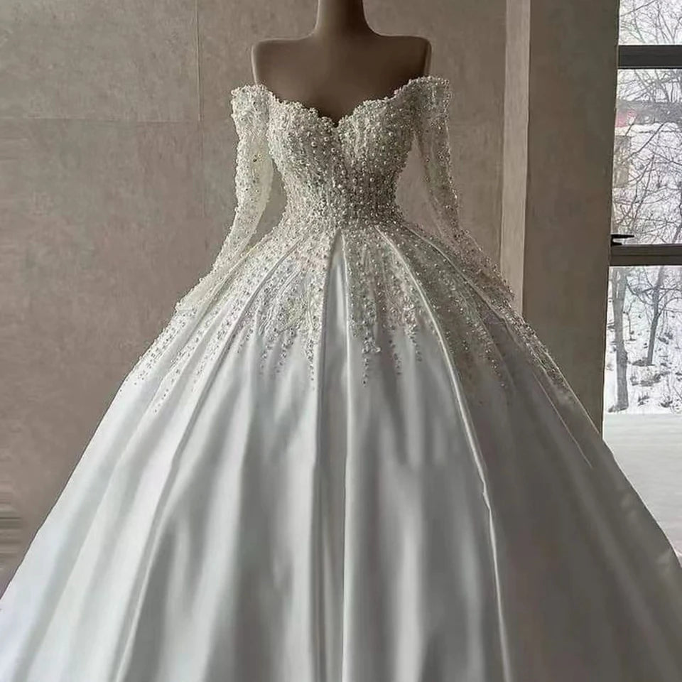 Robe de mariée princesse satinée à col V - CLEVI Paris