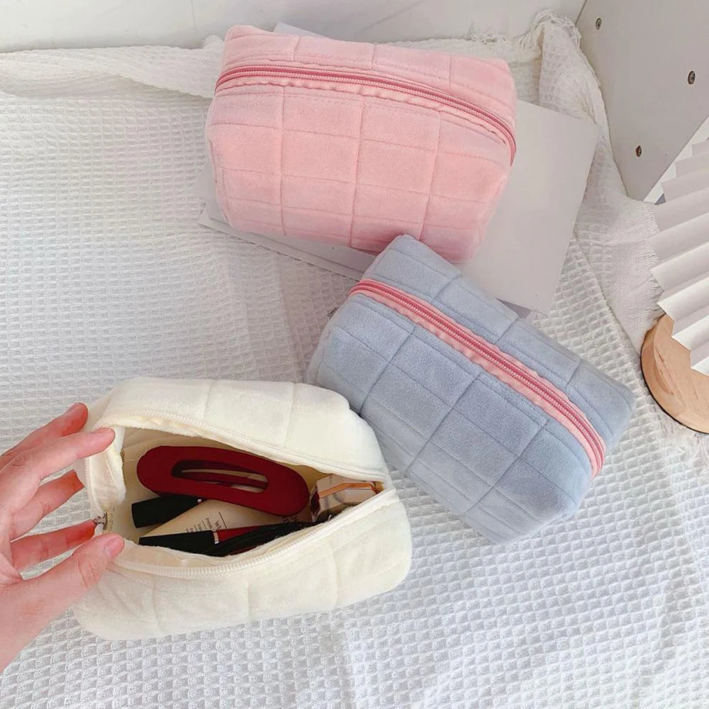 Trousse de Maquillage en Velours Cylindrique — Voyage, Fermeture Éclair, 4 Coloris | CLEVI Paris