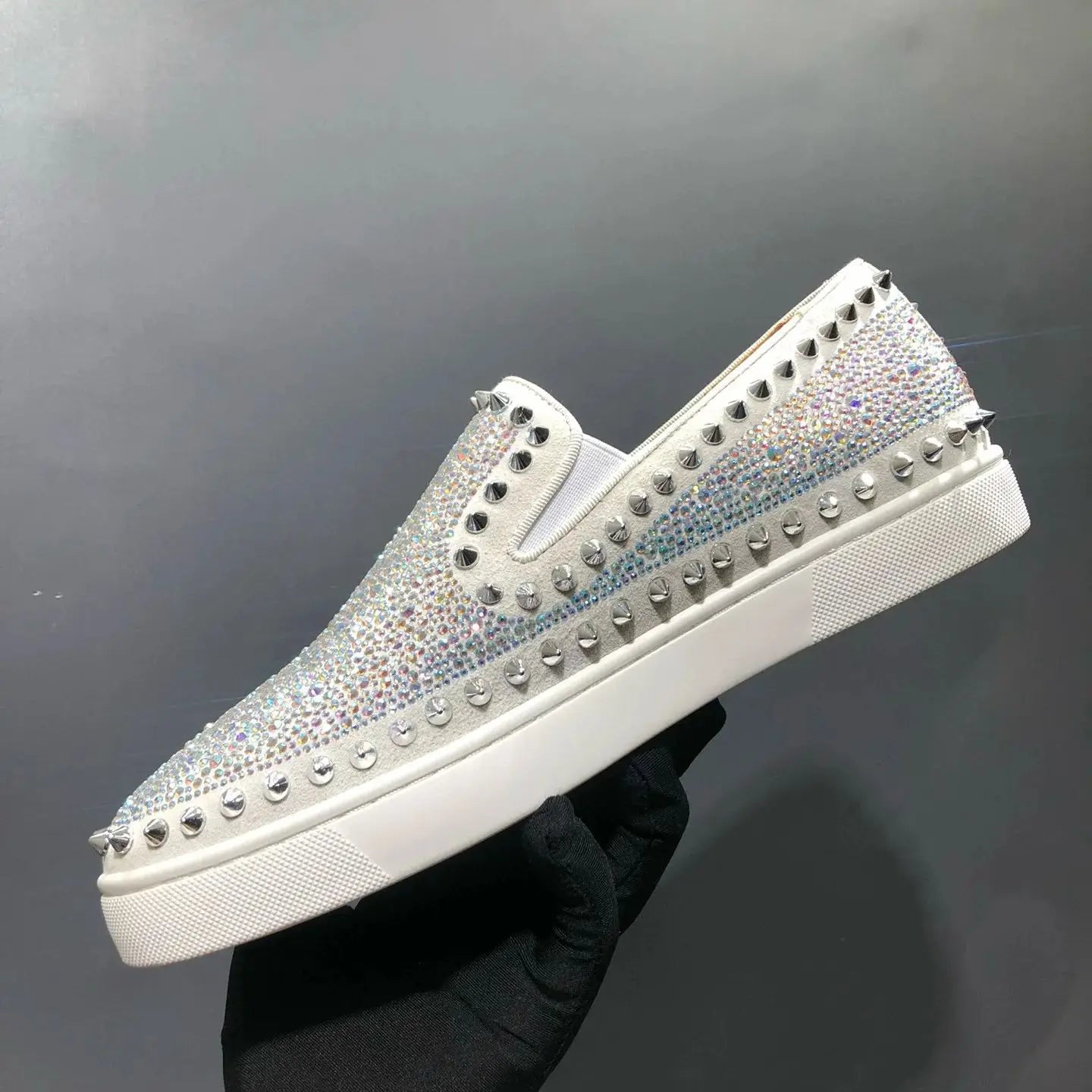 Sneakers Luxe Homme Cuir Véritable Blanc Rivets Argentés & Diamants Semelle Rouge – CLEVI Paris