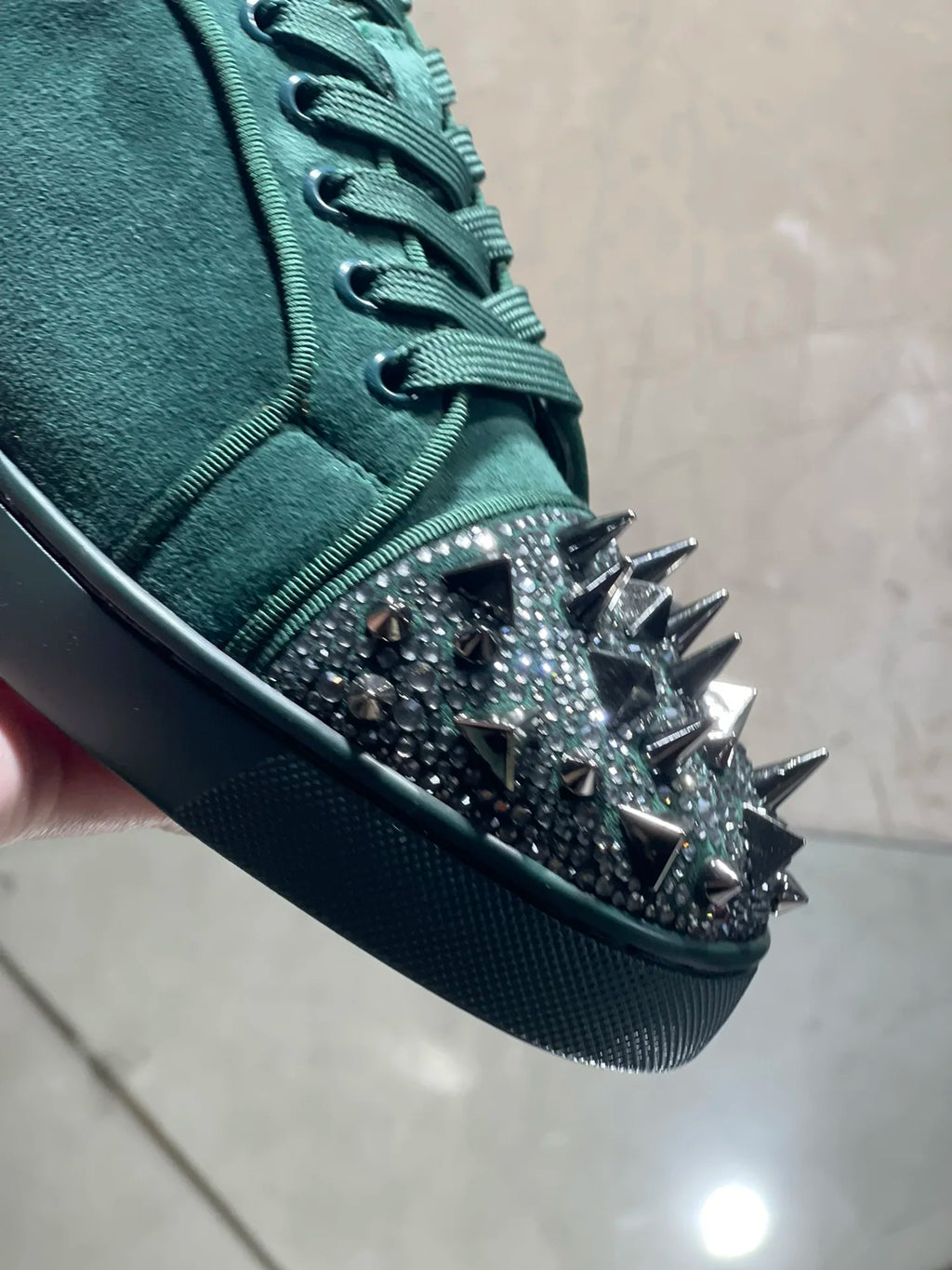 Sneakers Cuir Suède Vert Homme – Strass, Rivets, Bout Renforcé, Semelle Rouge, Tailles 35-47 – CLEVI Paris