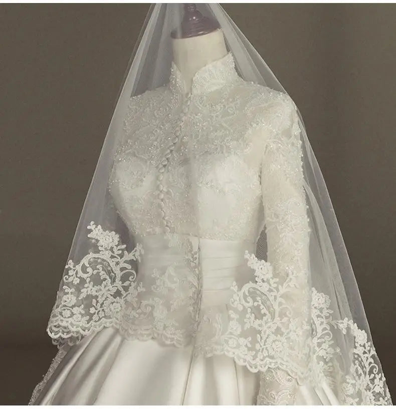 Robe de mariée satinée en dentelle brodée - CLEVI Paris