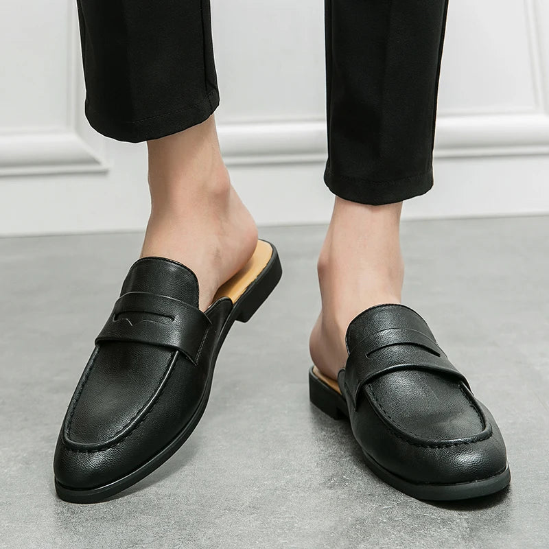 Mules Homme Été – Cuir Fendu, Décor Métal, Slip-On Léger, Doublure Cuir | Noir ou Marron