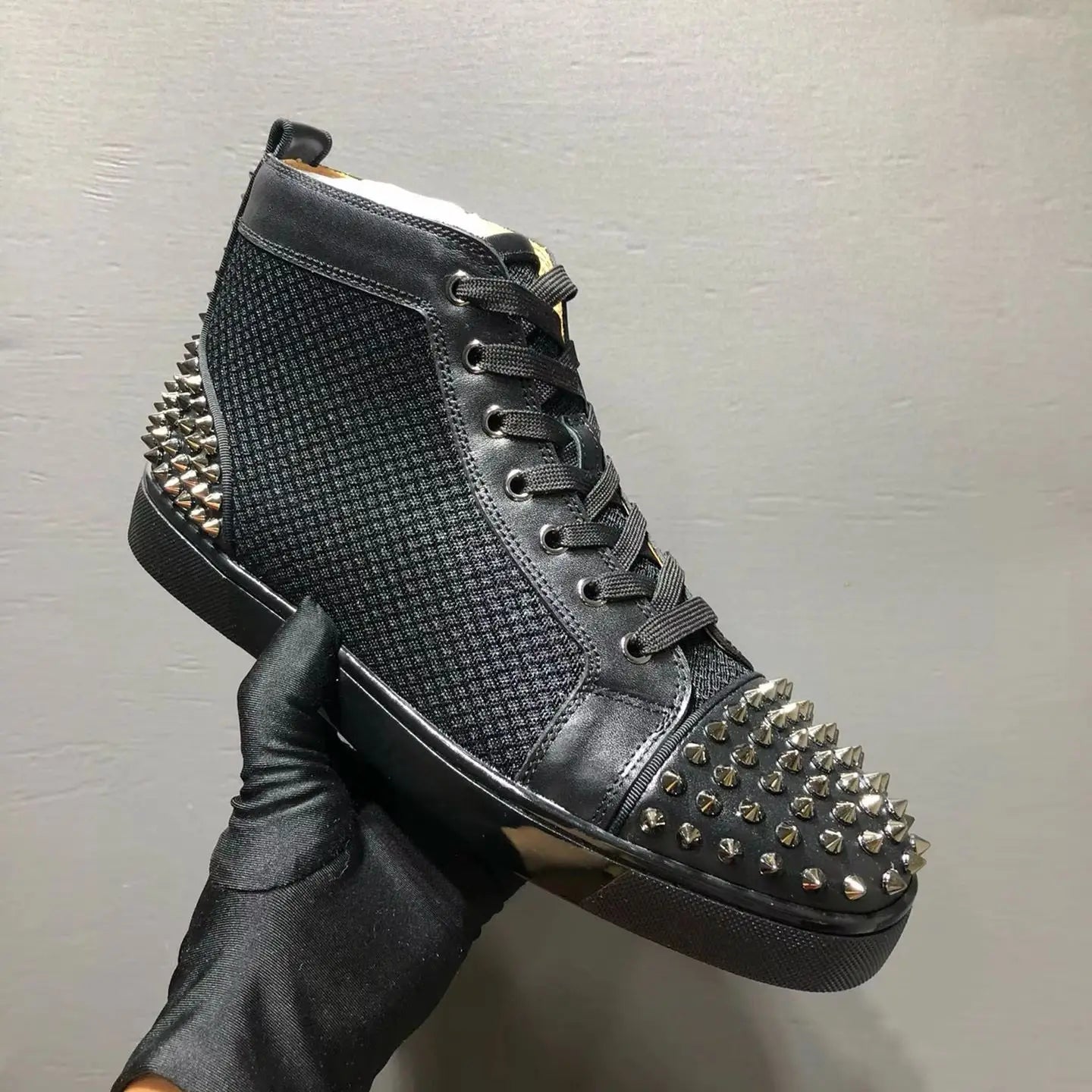 Sneakers Montantes Cuir Véritable Noir Rivets Argentés Homme – Semelle Rouge, Lacets, Tailles 35-48 – CLEVI Paris