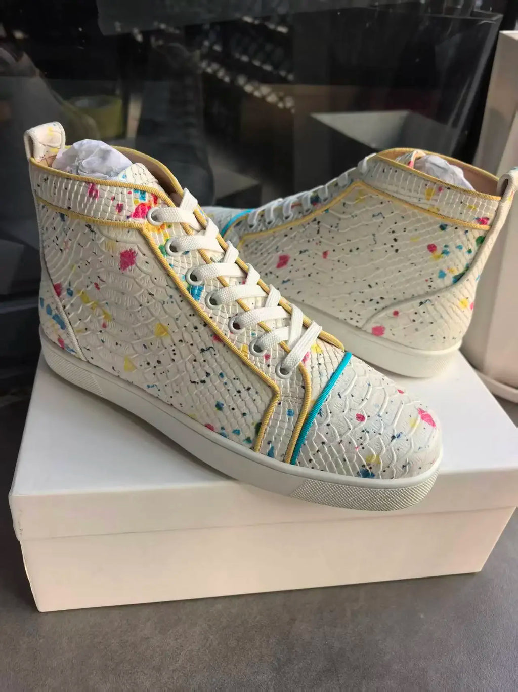Sneakers Montantes Cuir Blanc Imprimé Serpent Pois Colorés Homme – Lacets, Tailles 39-47 – CLEVI Paris