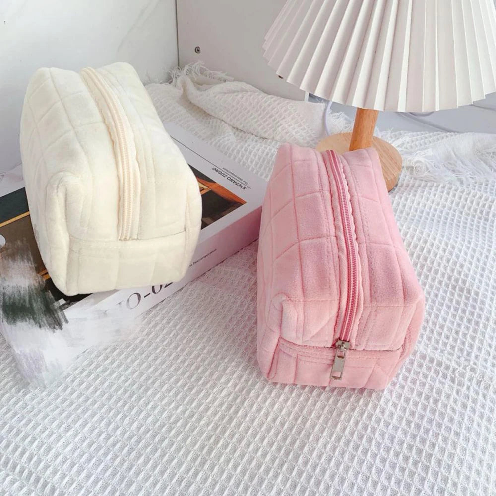 Trousse de Maquillage en Velours Cylindrique — Voyage, Fermeture Éclair, 4 Coloris | CLEVI Paris