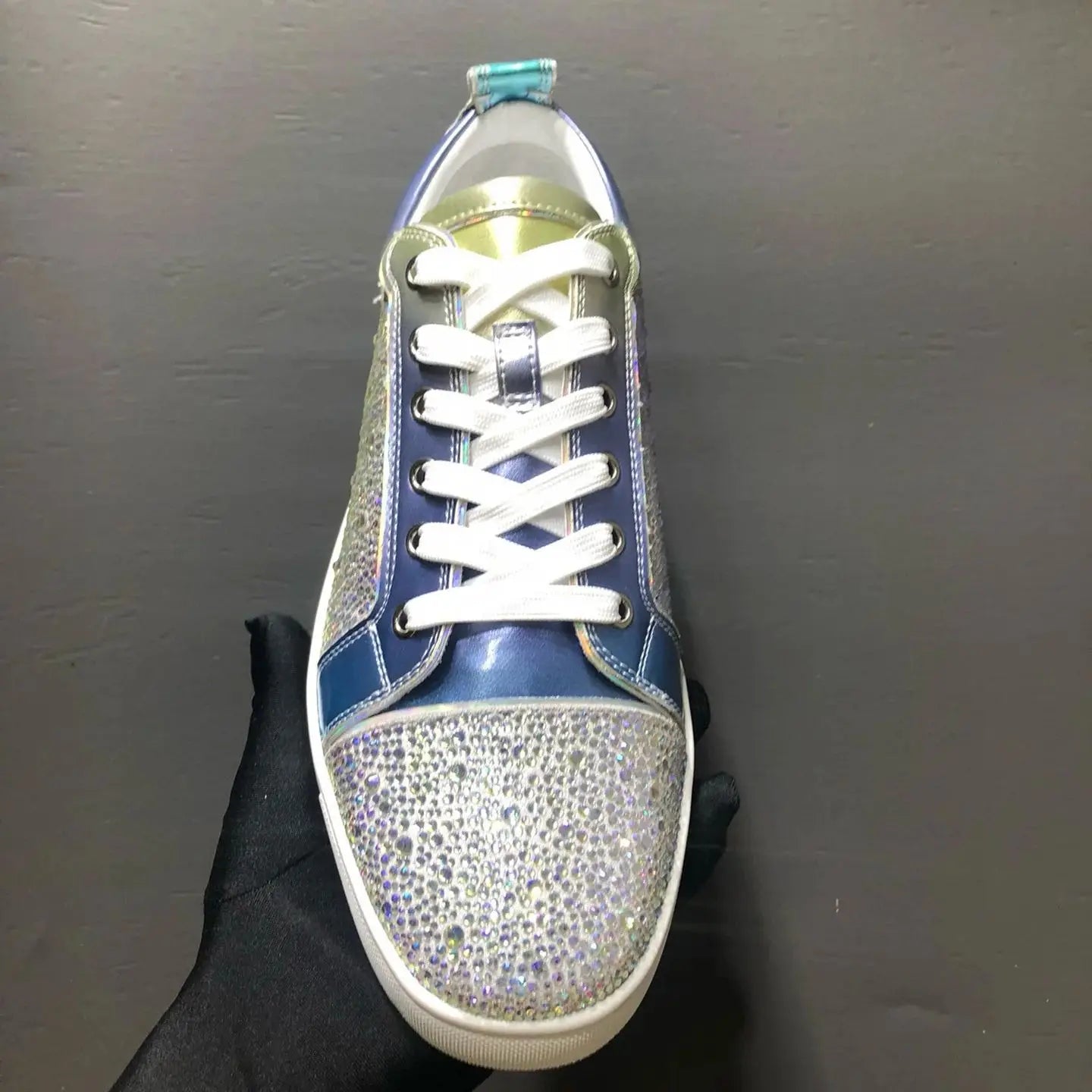 Sneakers Basses Cuir Véritable Bleu Gris Strass Argentés Rivets Semelle Rouge Homme – Tailles 35-48 – CLEVI Paris