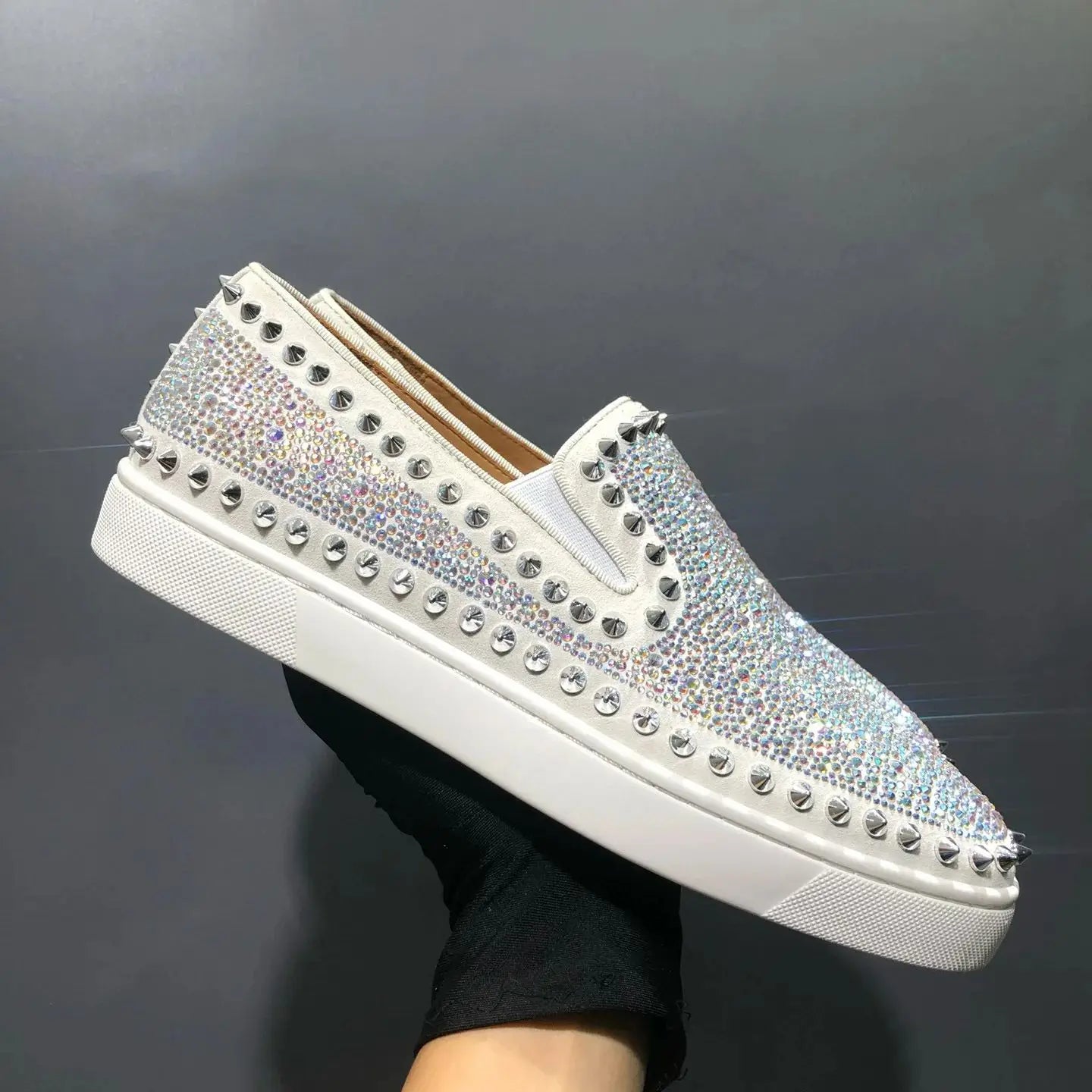Sneakers Luxe Homme Cuir Véritable Blanc Rivets Argentés & Diamants Semelle Rouge – CLEVI Paris