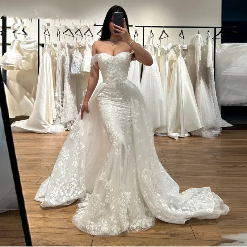 Robe de mariée sirène en dentelle décolleté en cœur – CLEVI Paris