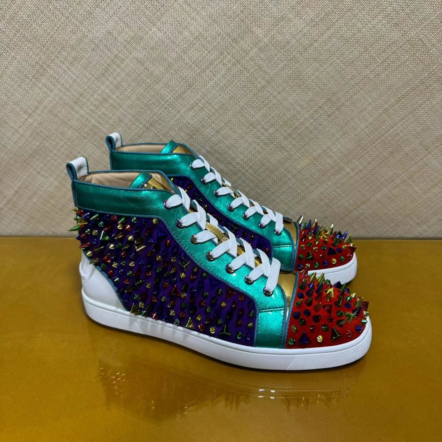 Sneakers Montantes Cuir Véritable Bicolore Vert & Rouge Homme – Rivets, Semelle Rouge, Lacets, Tailles 35-47 – CLEVI Paris