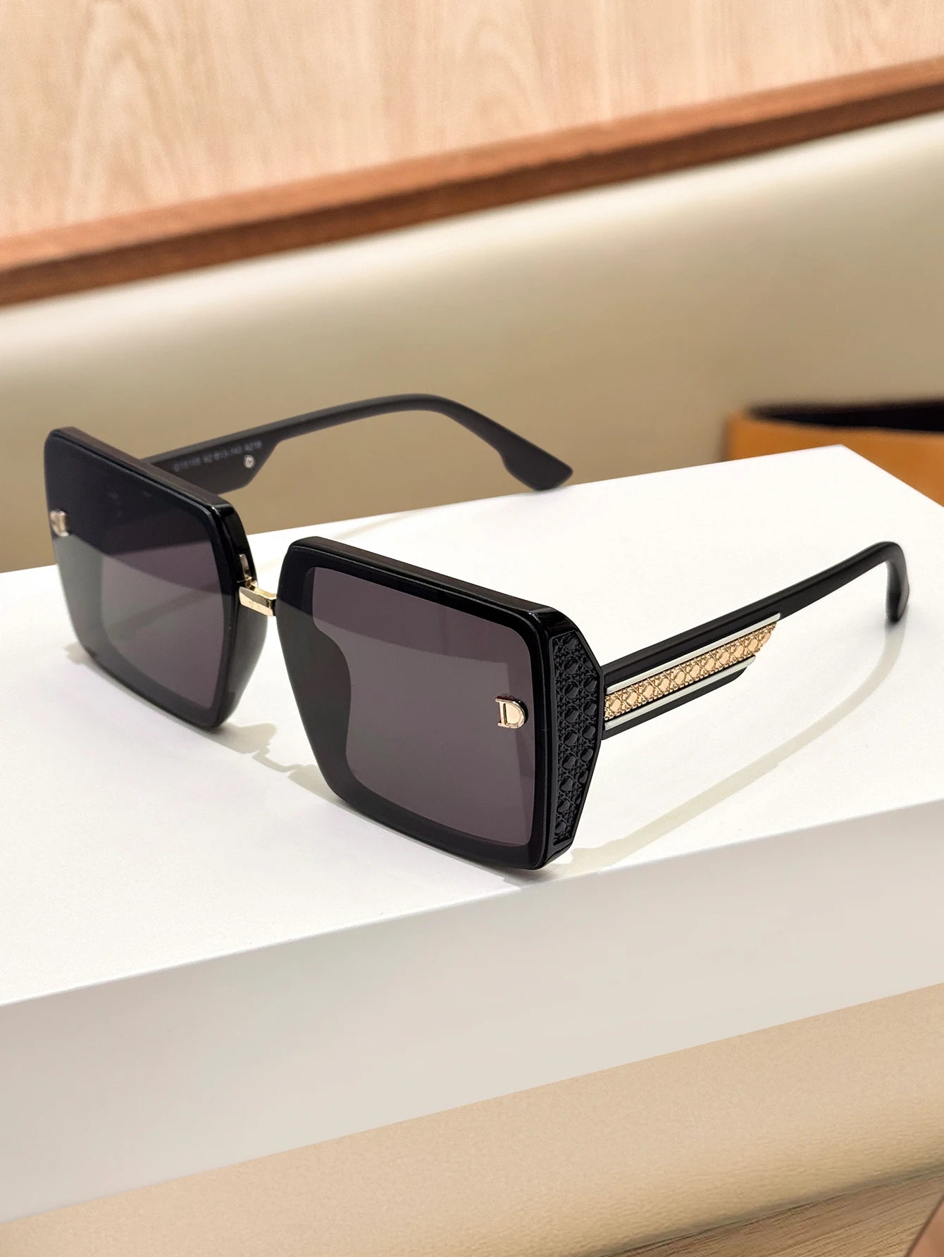 Lunettes de Soleil Carrées Luxe Monture Noire Incrustations Diamant UV400 Femme – CLEVI Paris
