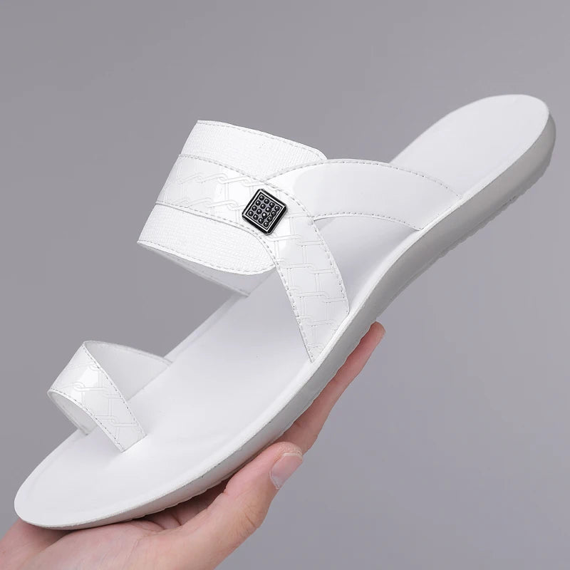 Sandales Homme Été – Plates, Douces, Antidérapantes, Décor Métal Street Style | Blanc ou Noir