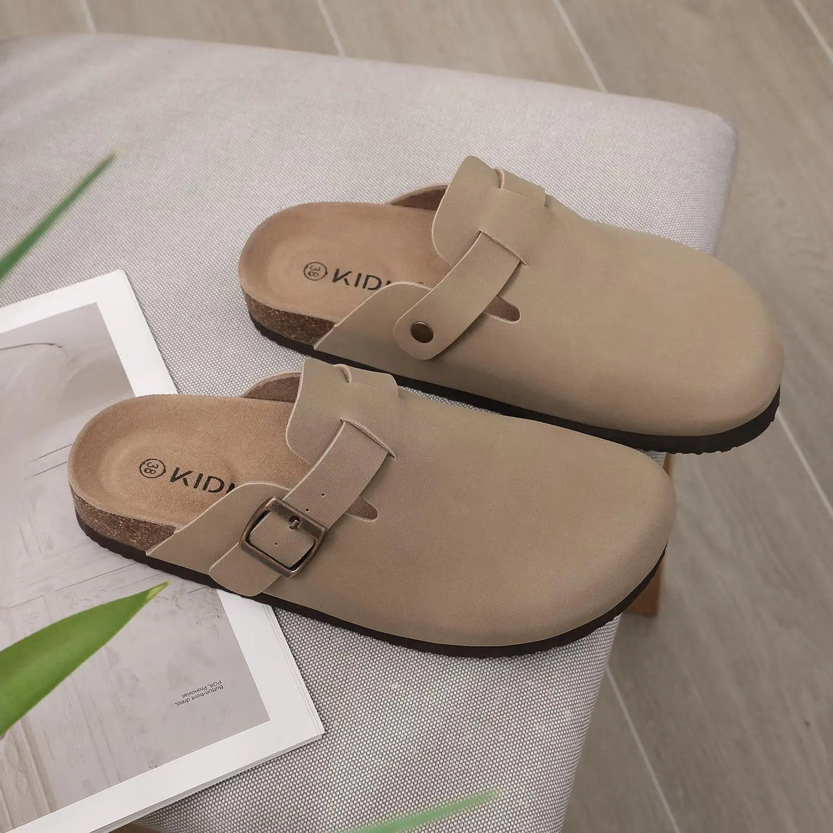 Sandales unisexes en daim à boucle – CLEVI Paris