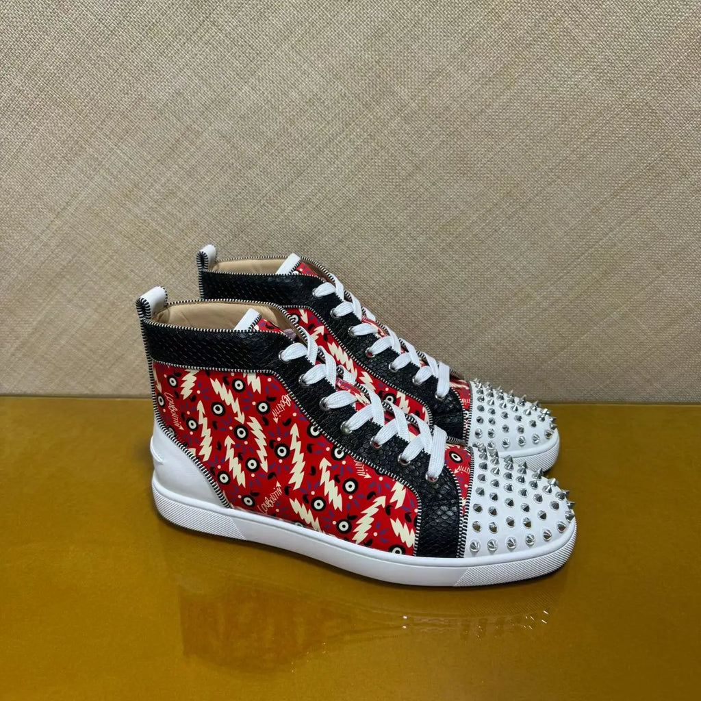 Sneakers Montantes Cuir Serpent Rouge & Blanc Homme – Rivets, Semelle Rouge, Lacets, Tailles 35-47 – CLEVI Paris