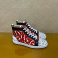 Sneakers Montantes Cuir Serpent Rouge & Blanc Homme – Rivets, Semelle Rouge, Lacets, Tailles 35-47 – CLEVI Paris