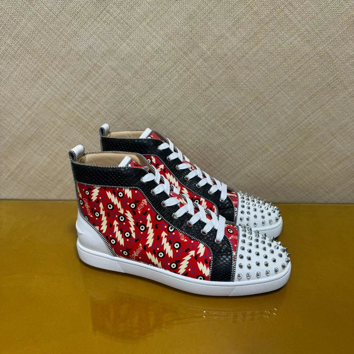 Sneakers Montantes Cuir Serpent Rouge & Blanc Homme – Rivets, Semelle Rouge, Lacets, Tailles 35-47 – CLEVI Paris