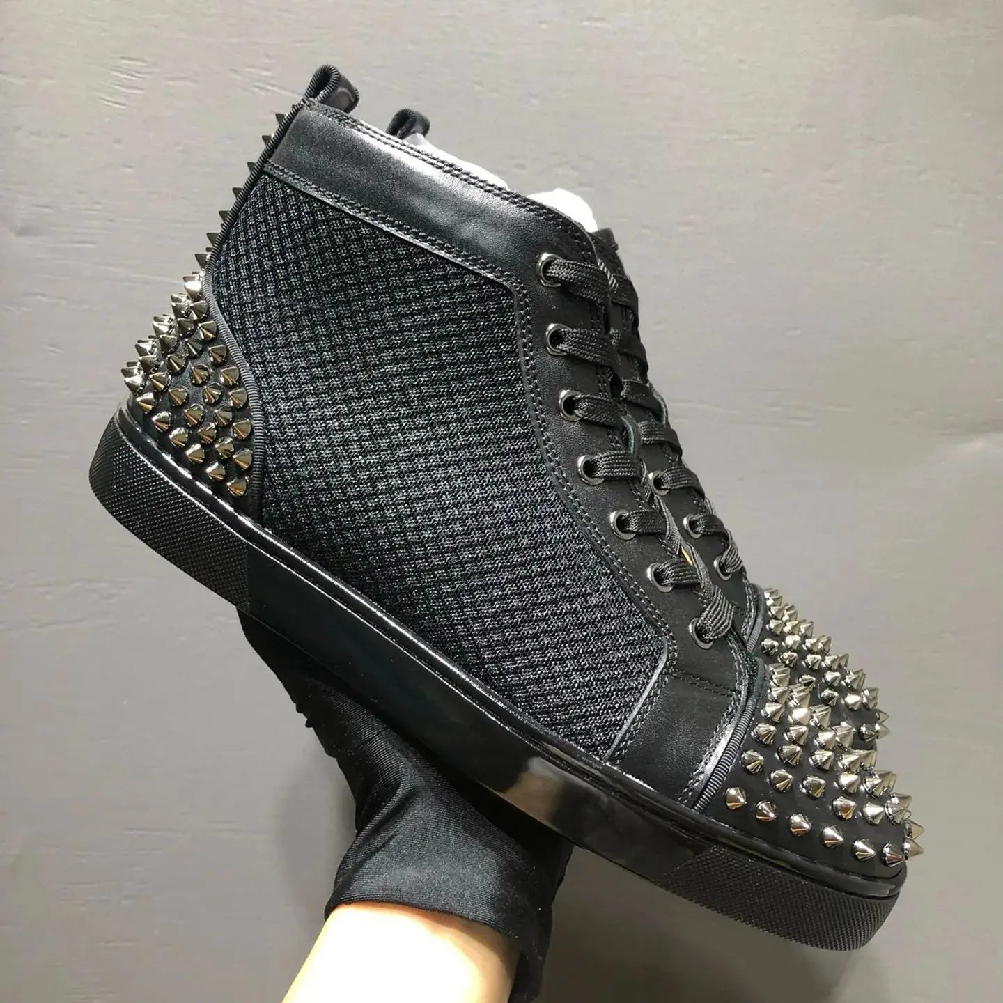 Sneakers Montantes Cuir Véritable Noir Rivets Argentés Homme – Semelle Rouge, Lacets, Tailles 35-48 – CLEVI Paris