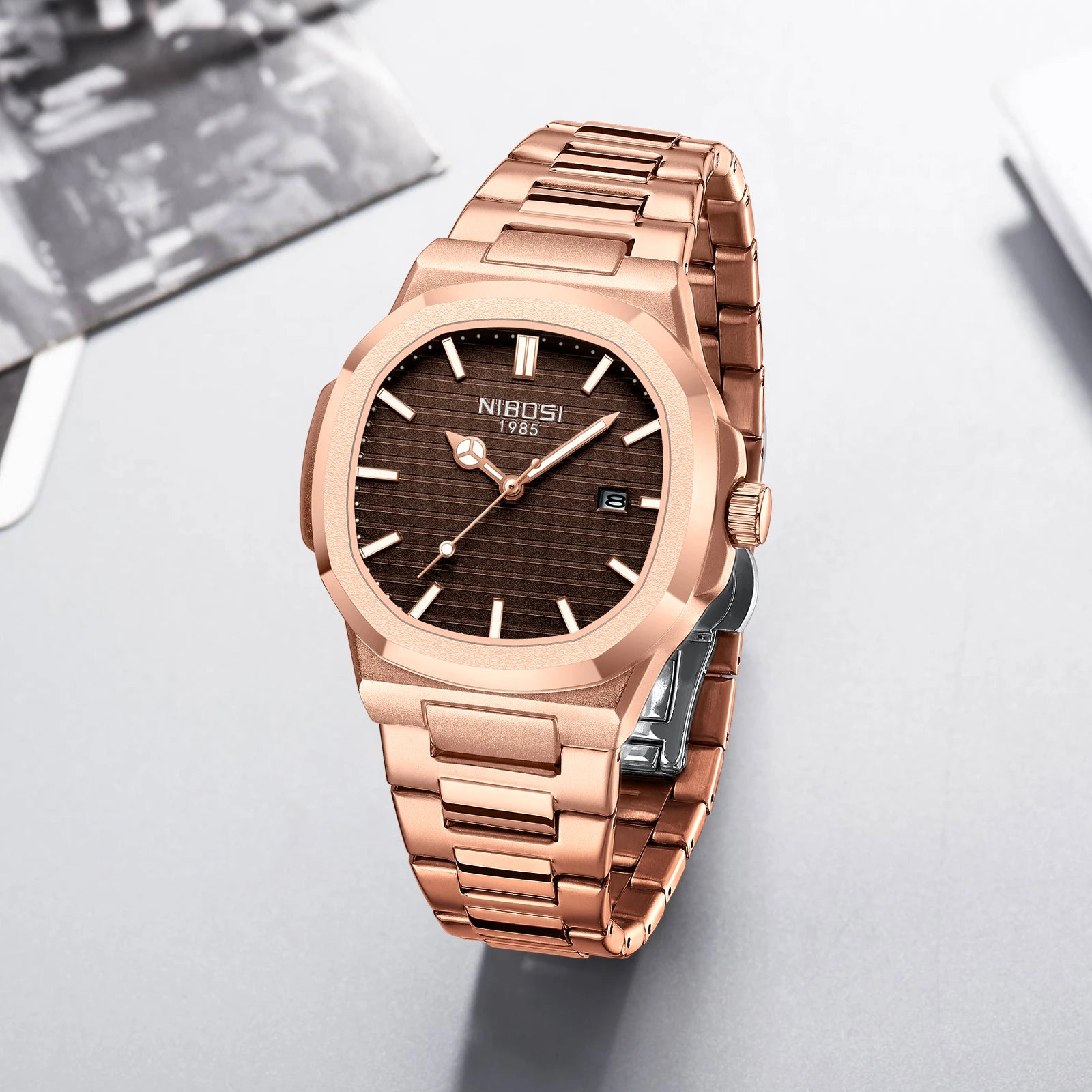 Montre NIBOSI 2632 – Quartz Sport, Boîtier Carré Alliage, Bracelet Acier Inoxydable, Étanche 3 ATM – CLEVI Paris