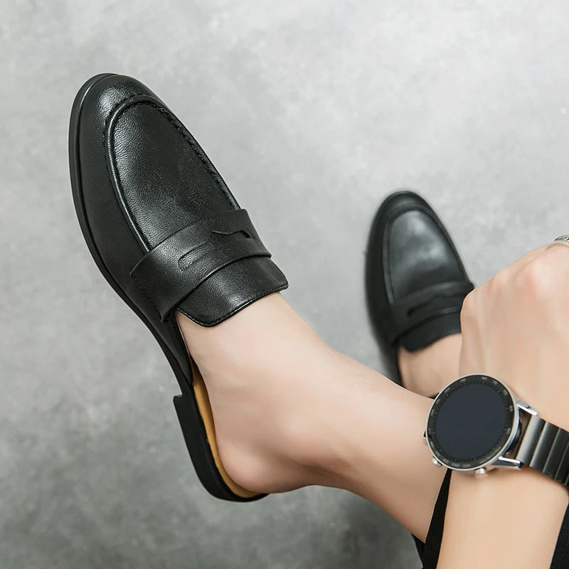 Mules Homme Été – Cuir Fendu, Décor Métal, Slip-On Léger, Doublure Cuir | Noir ou Marron