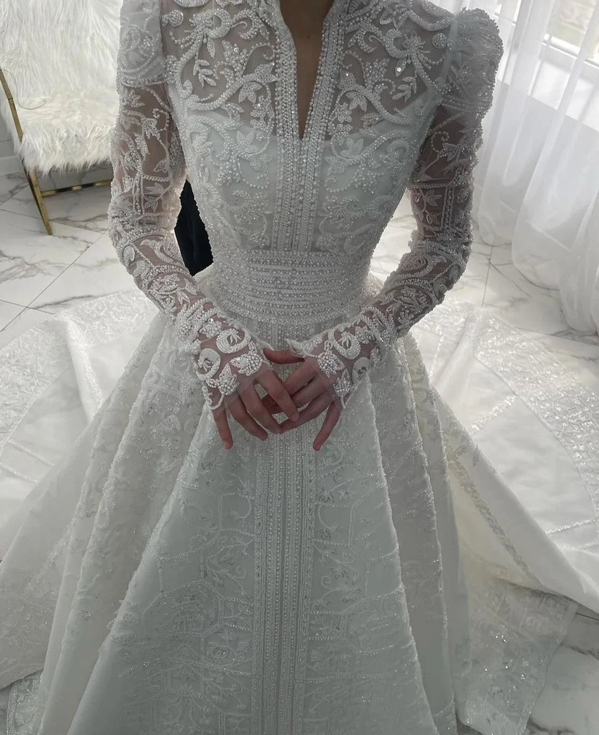Robe de mariée en dentelle ligne A à col haut – CLEVI Paris