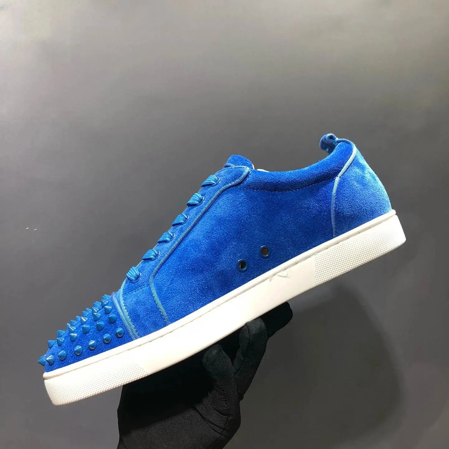 Sneakers Basses Cuir Suède Bleu Rivets Homme – Semelle Rouge, Lacets, Tailles 35-48 – CLEVI Paris