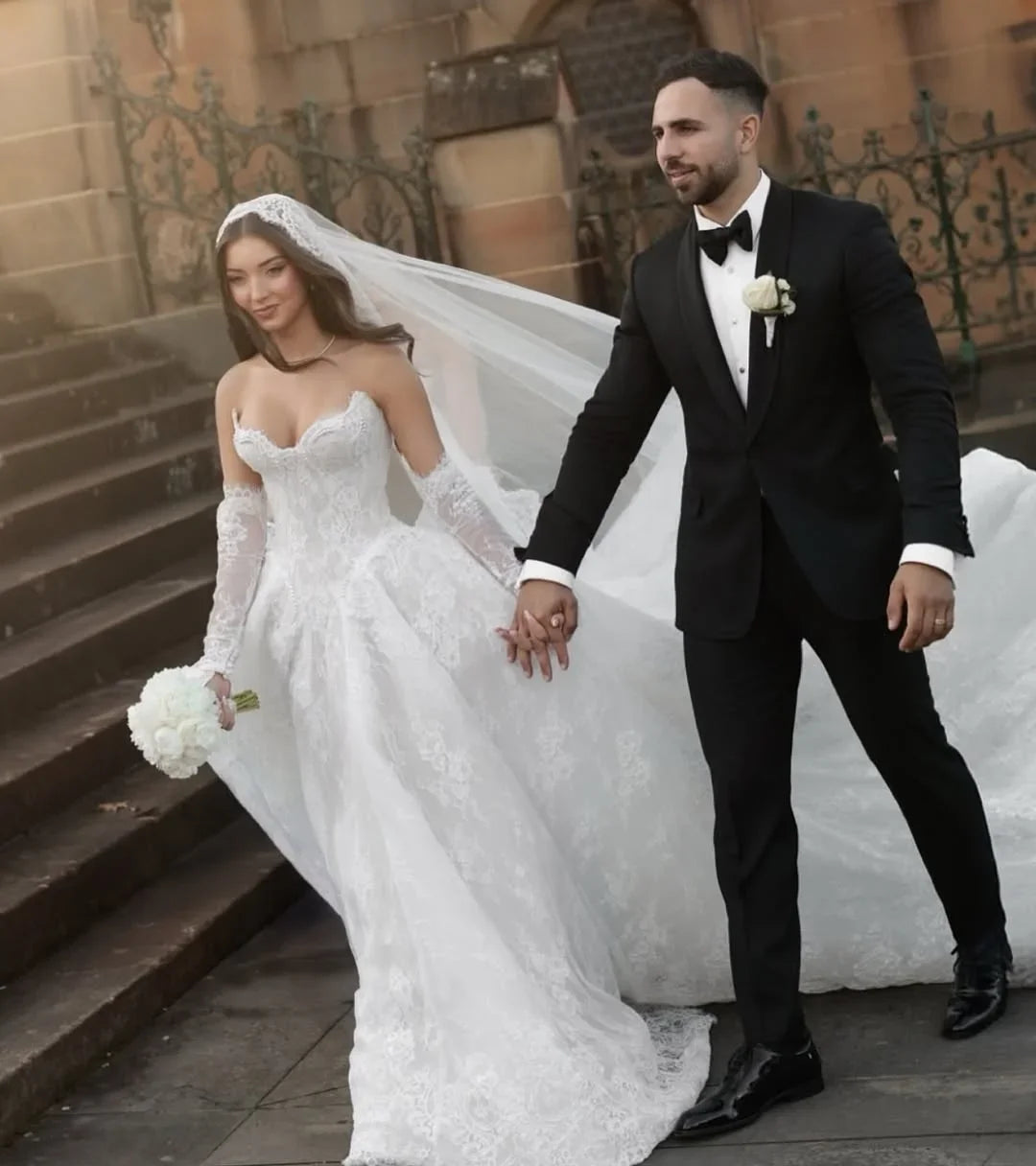 Robe de mariée ligne A en dentelle, perles et traîne – CLEVI Paris
