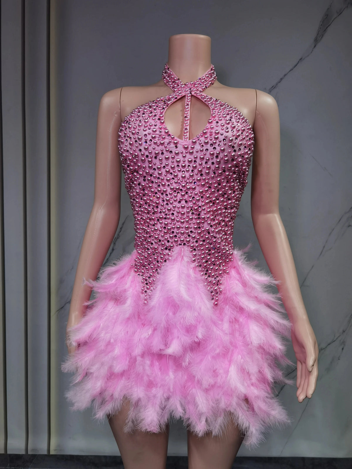 Robe de danse latine à plumes et col dos nu – CLEVI Paris