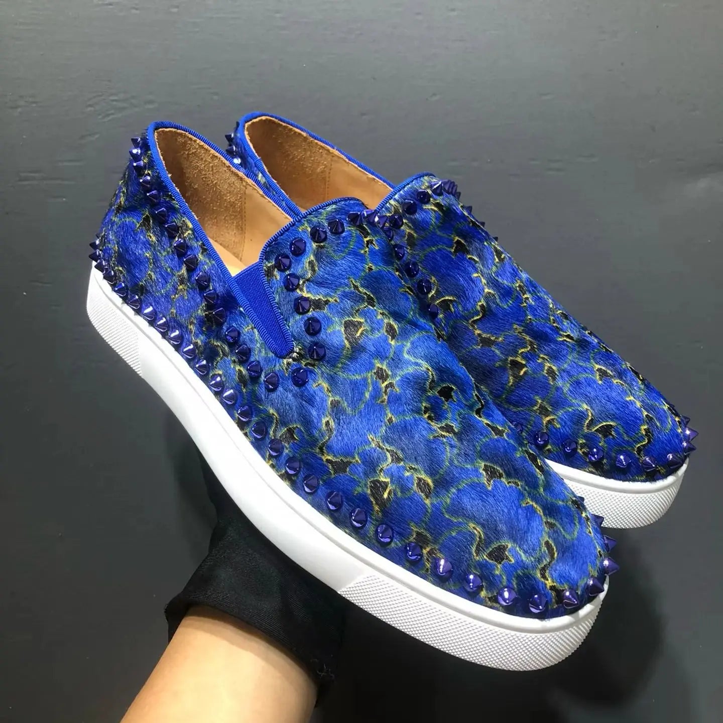 Sneakers Basses Luxe Cuir Suède Bleu Rivets | Semelle Rouge | Homme & Femme | Pointures 35-48 – CLEVI Paris