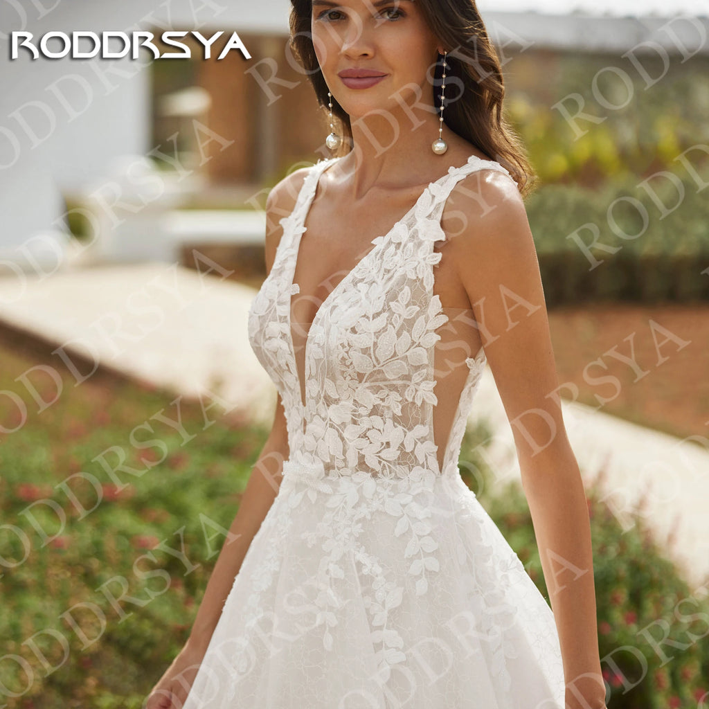 Robe de mariée en tulle, dentelle et col V - CLEVI Paris