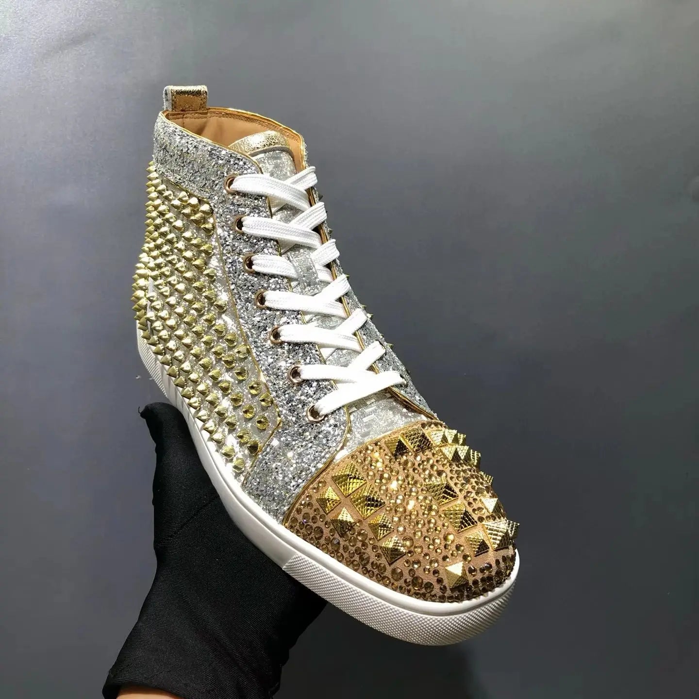 Sneakers Montantes Cuir Véritable Or Rivets Diamants Homme – Semelle Rouge, Lacets, Tailles 35-48 – CLEVI Paris