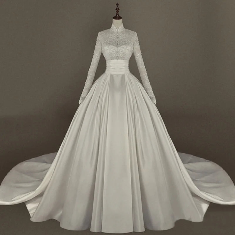 Robe de mariée satinée, dentelle et perles – CLEVI Paris