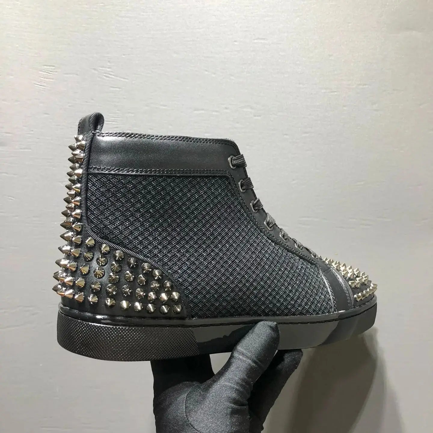 Sneakers Montantes Cuir Véritable Noir Rivets Argentés Homme – Semelle Rouge, Lacets, Tailles 35-48 – CLEVI Paris