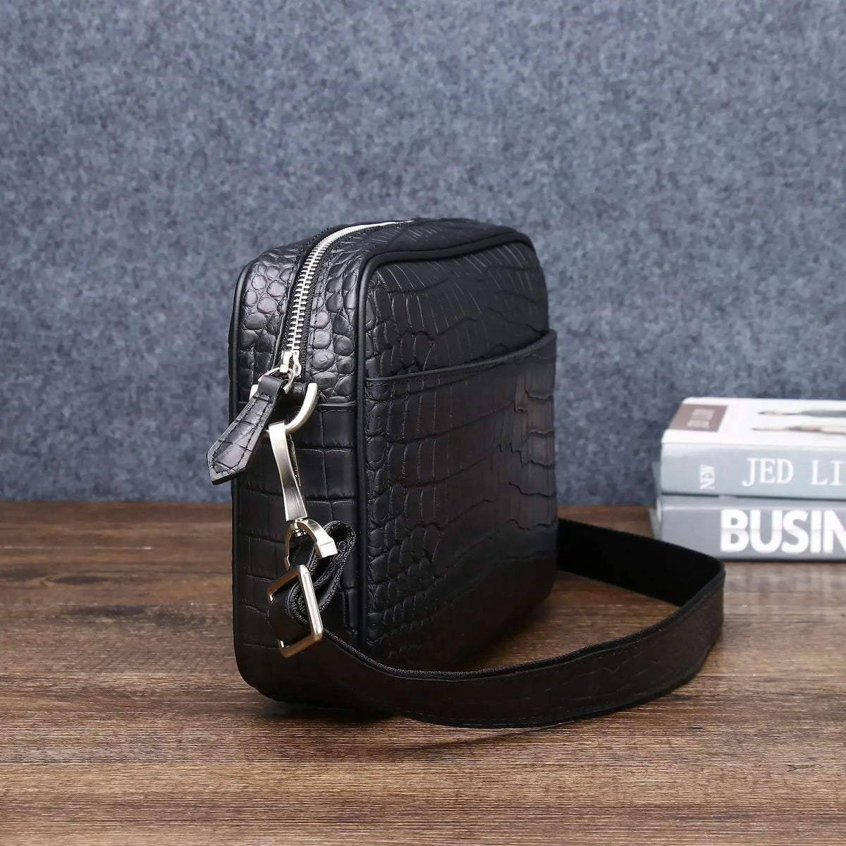 Sacoche Homme Cuir Véritable Motif Alligator 27x18cm – CLEVI Paris