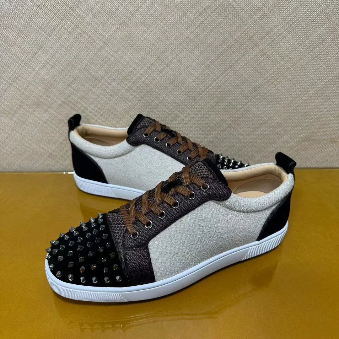 Sneakers Basses Cuir Suède Marron Semelle Rouge Homme – Rivets, Tailles 35-48 – CLEVI Paris