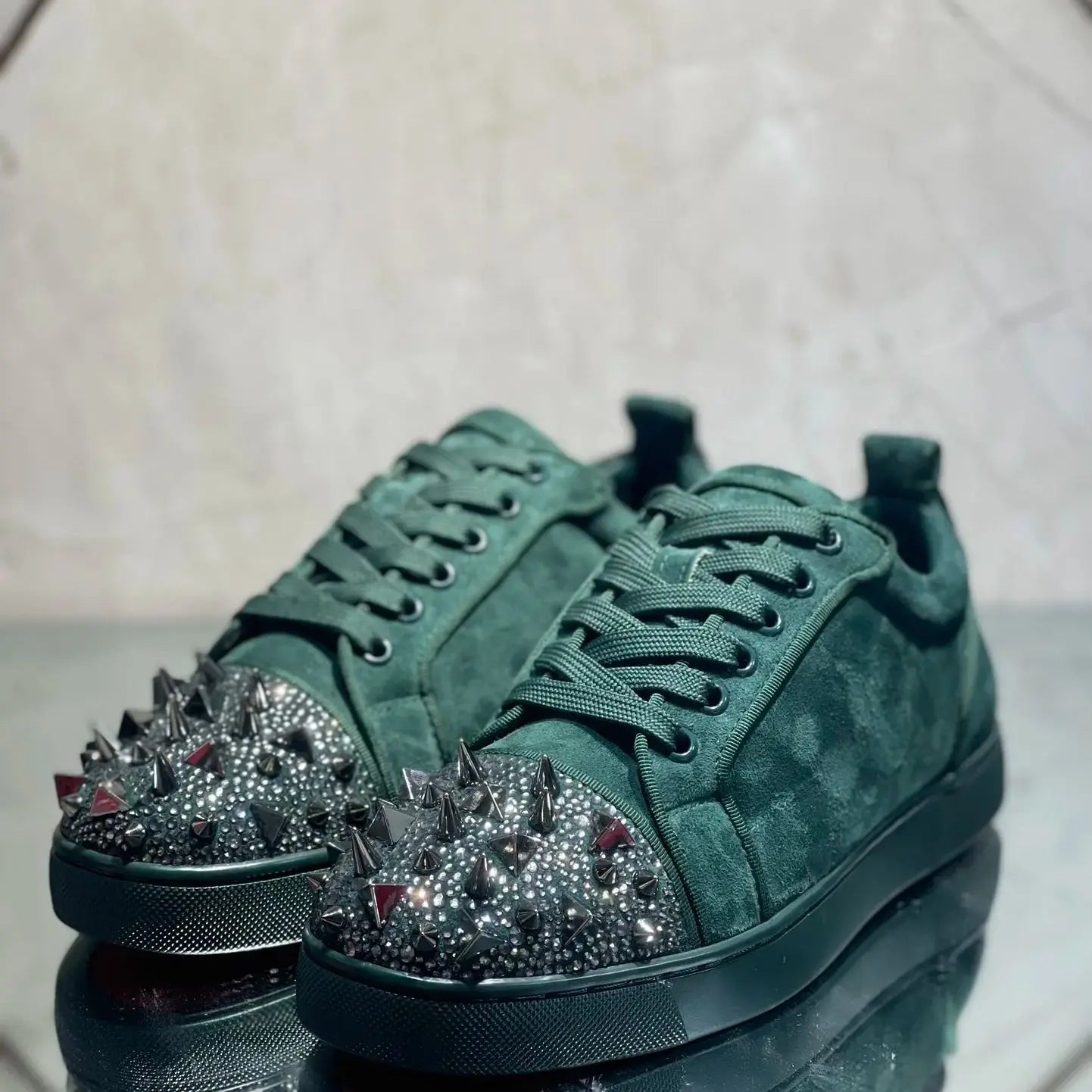 Sneakers Cuir Suède Vert Homme – Strass, Rivets, Bout Renforcé, Semelle Rouge, Tailles 35-47 – CLEVI Paris