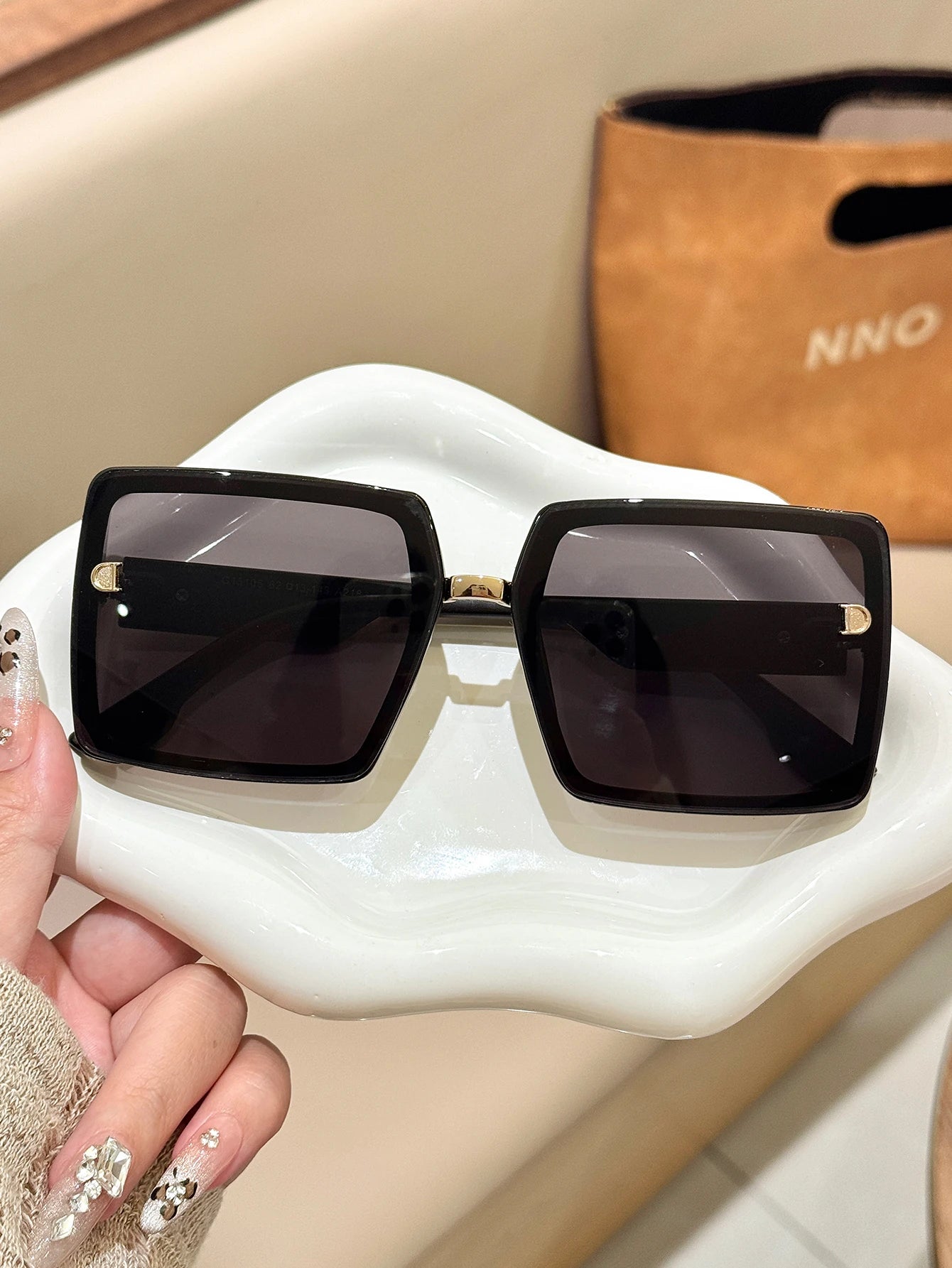 Lunettes de Soleil Carrées Luxe Monture Noire Incrustations Diamant UV400 Femme – CLEVI Paris