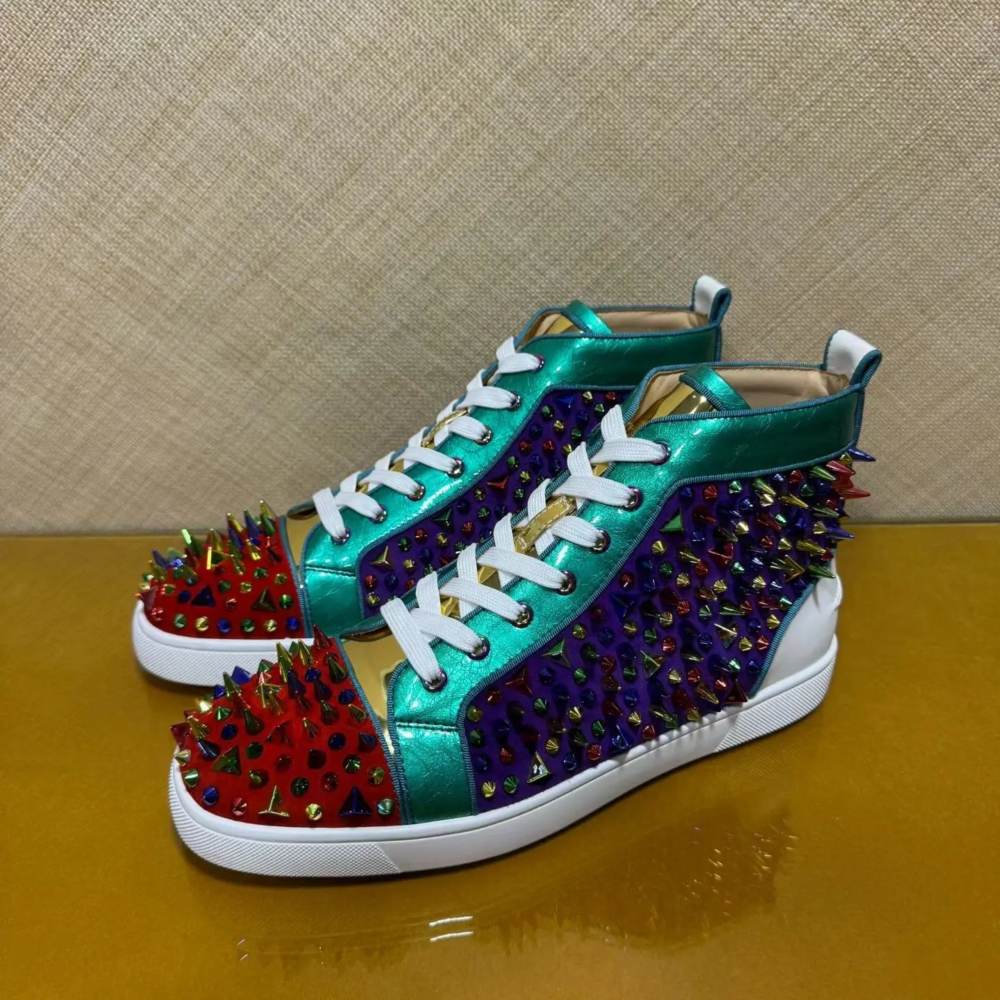 Sneakers Montantes Cuir Véritable Bicolore Vert & Rouge Homme – Rivets, Semelle Rouge, Lacets, Tailles 35-47 – CLEVI Paris