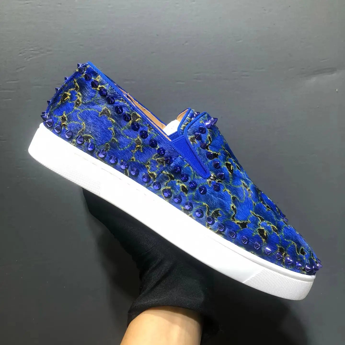 Sneakers Basses Luxe Cuir Suède Bleu Rivets | Semelle Rouge | Homme & Femme | Pointures 35-48 – CLEVI Paris