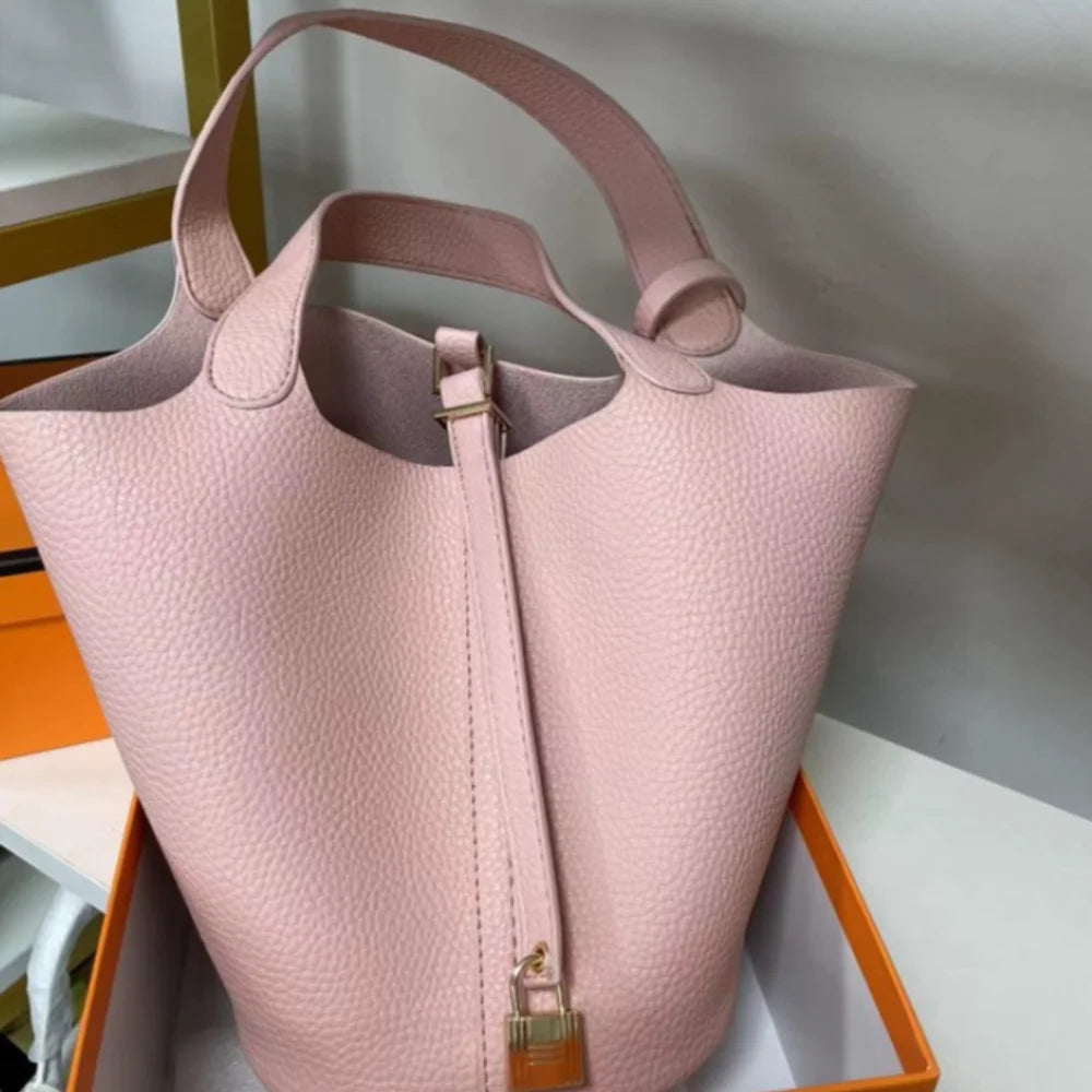 Sac Seau PU Grain Litchi Femme Fermeture Verrou Foulard Décor Cheval – CLEVI Paris