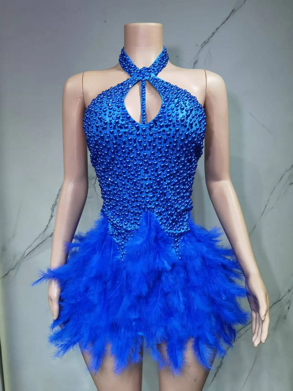 Robe de danse latine à plumes et col dos nu – CLEVI Paris