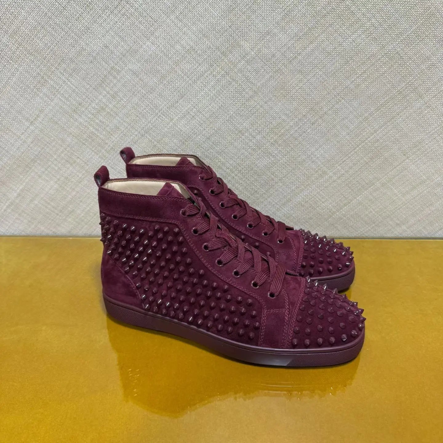 Sneakers Montantes Cuir Suède Véritable Homme – Rivets, Semelle Rouge, Lacets, Tailles 35-47 – CLEVI Paris