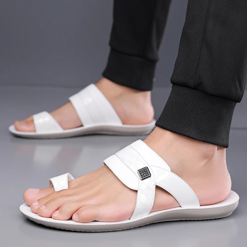 Sandales Homme Été – Plates, Douces, Antidérapantes, Décor Métal Street Style | Blanc ou Noir