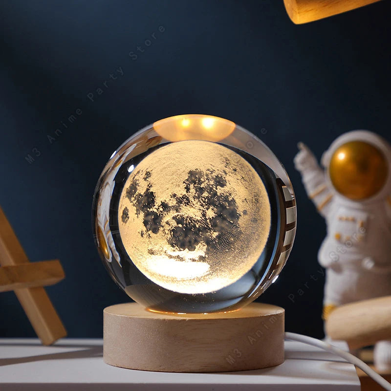 Veilleuse Boule de Cristal 3D Gravée Laser — Planètes, Lune, Galaxie, Base Bois, USB | CLEVI Paris