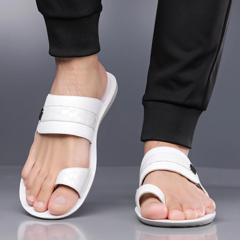 Sandales Homme Été – Plates, Douces, Antidérapantes, Décor Métal Street Style | Blanc ou Noir