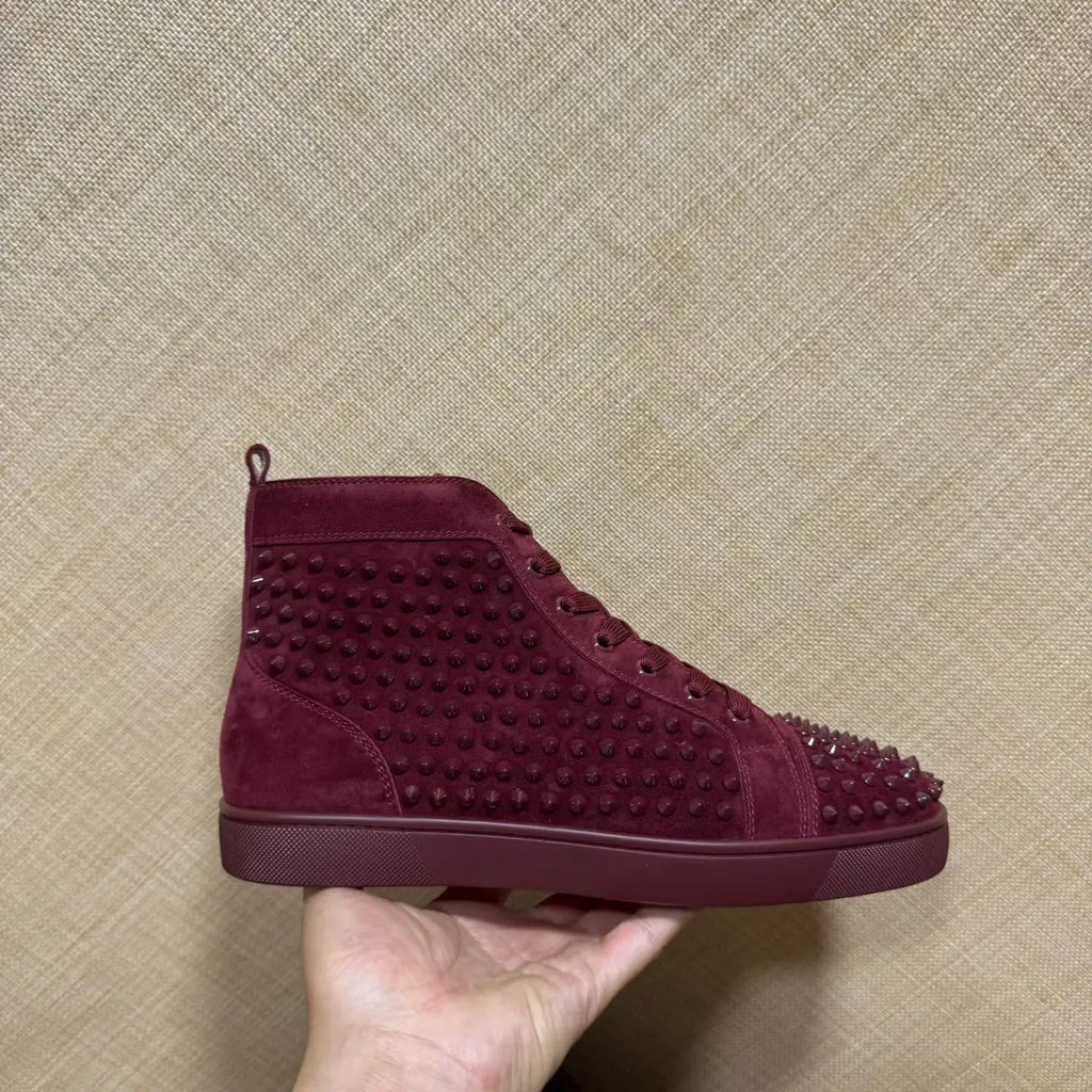 Sneakers Montantes Cuir Suède Véritable Homme – Rivets, Semelle Rouge, Lacets, Tailles 35-47 – CLEVI Paris
