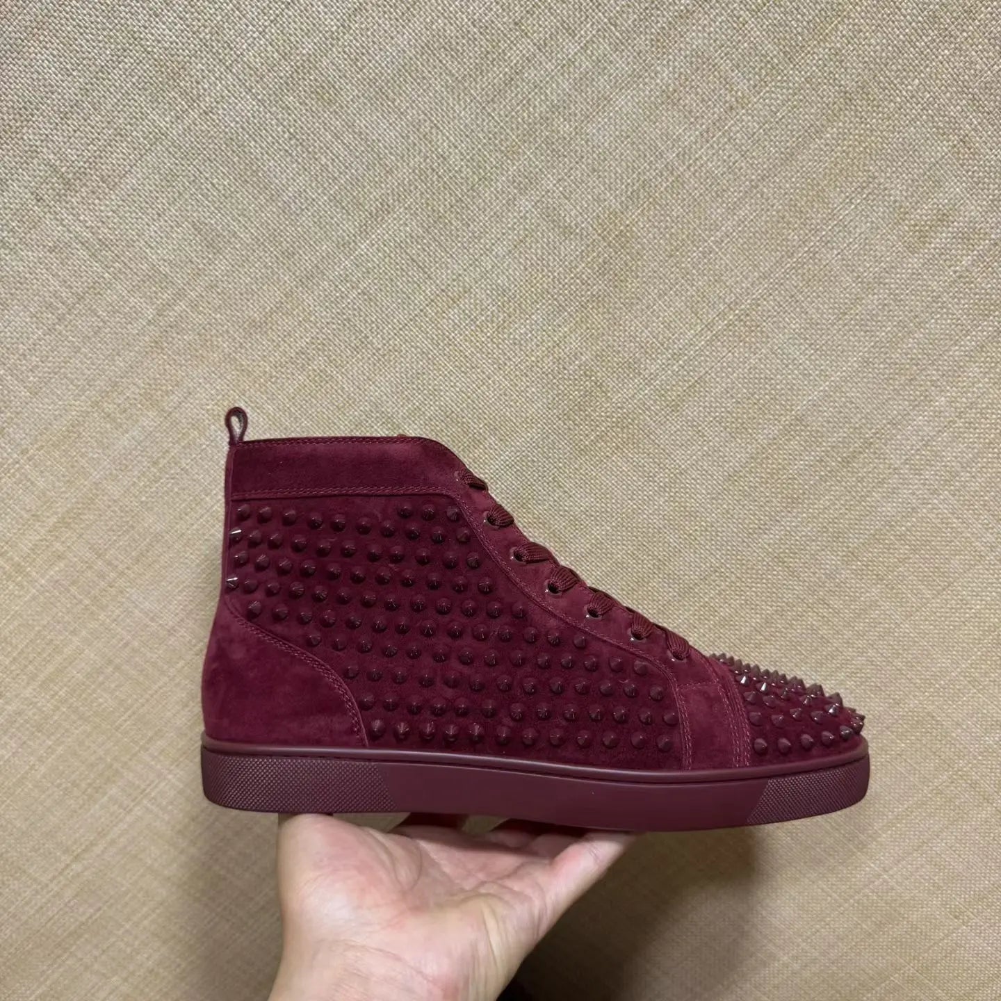 Sneakers Montantes Cuir Suède Véritable Homme – Rivets, Semelle Rouge, Lacets, Tailles 35-47 – CLEVI Paris