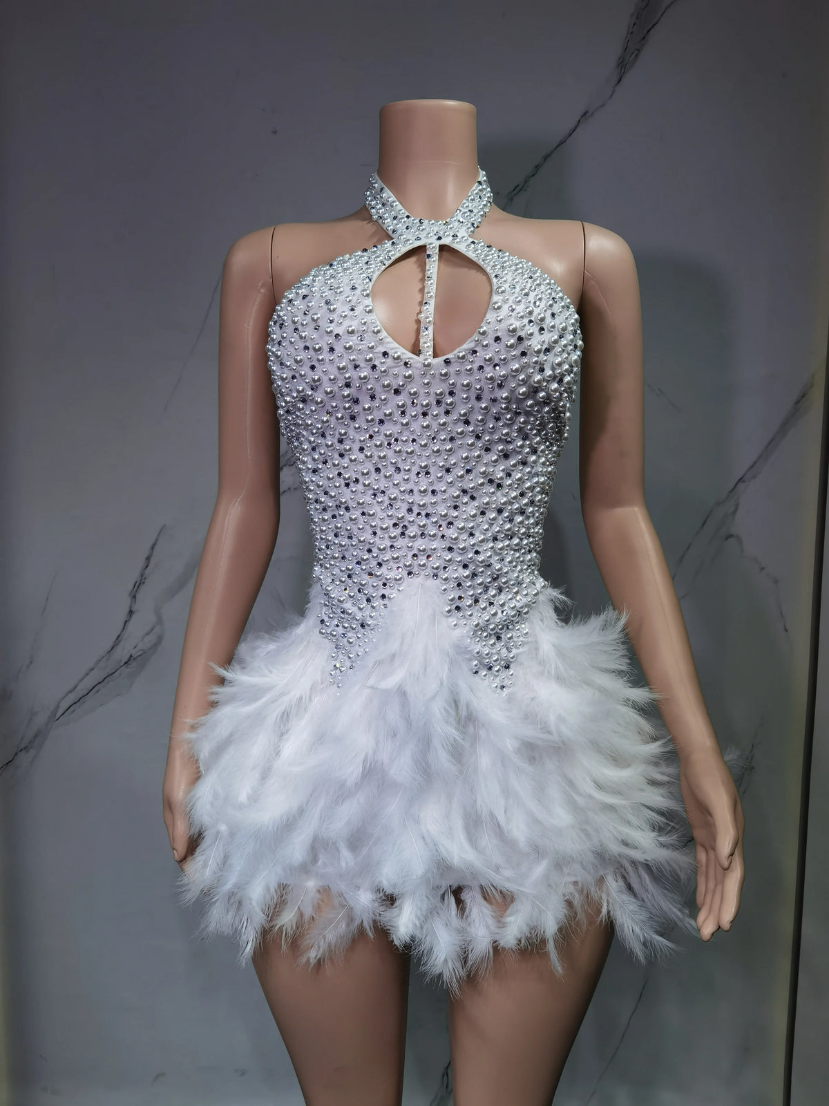Robe de danse latine à plumes et col dos nu – CLEVI Paris